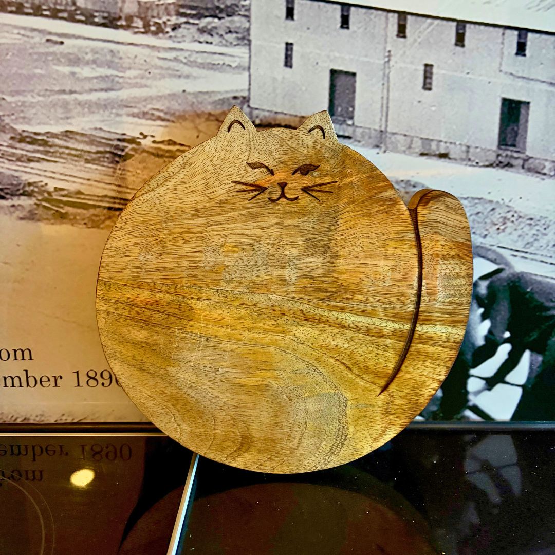 Mango Wood Chopping, Cheese & Charcuterie Bread Board - Winking Cat - Aksa Home Decor