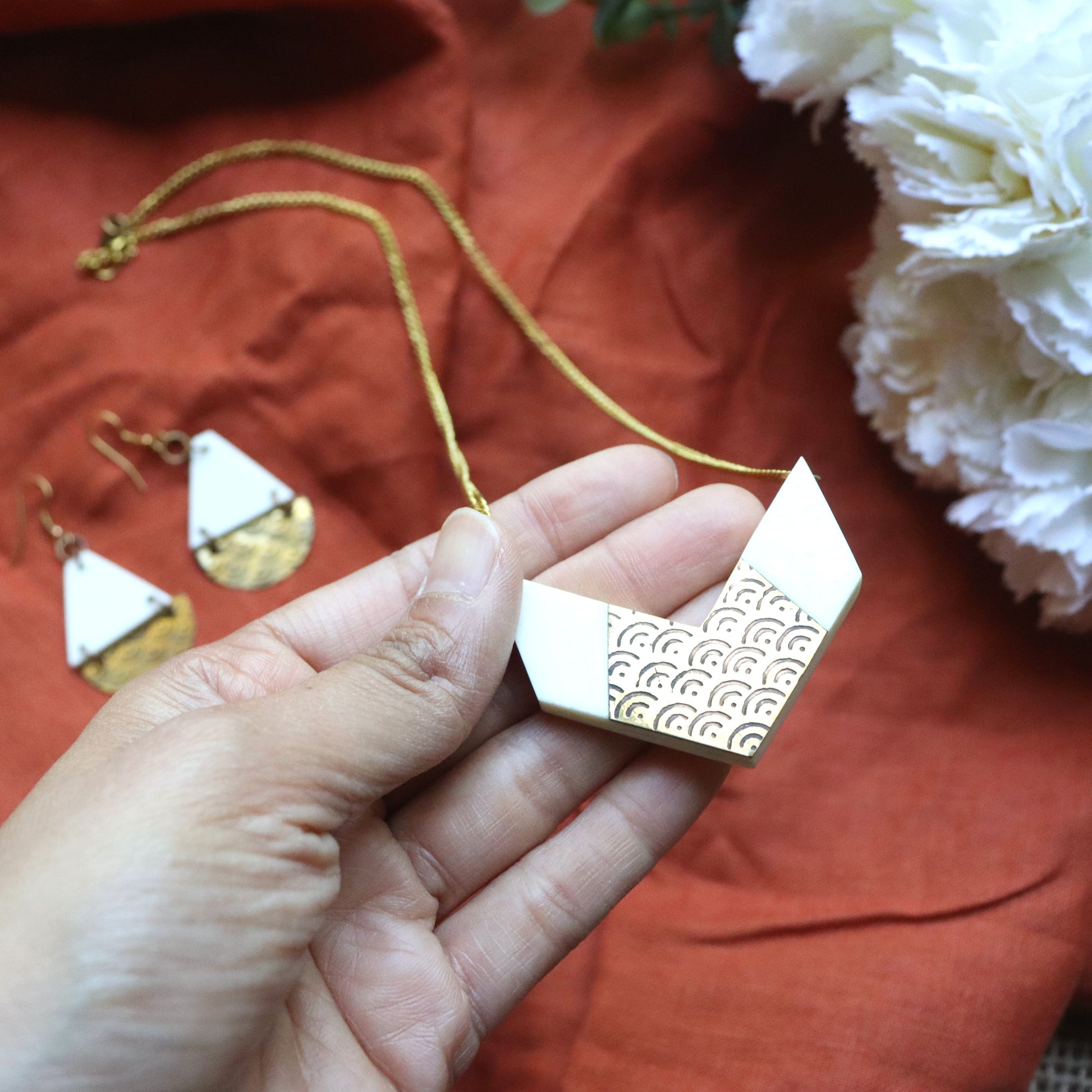 Hansa Brass Scallop Pendant Boho Necklace - 27 cm, Handmade - Aksa Home Decor 